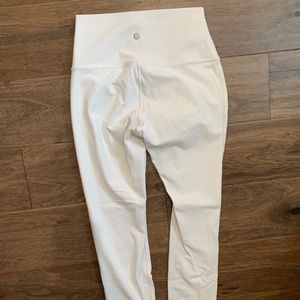 Lululemon White Luxtreme 23 in Wunder Under